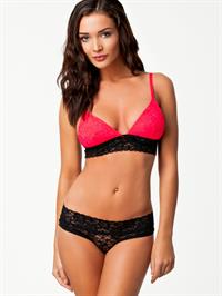 Herika Noronha in lingerie