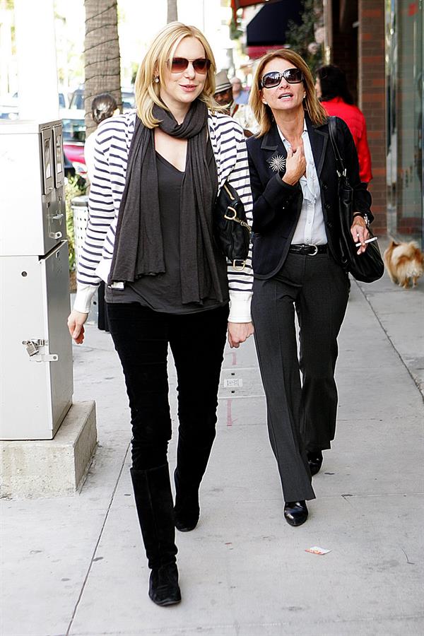 Laura Prepon out for lunch in Beverly Hills December 18, 2009