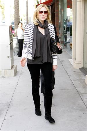 Laura Prepon out for lunch in Beverly Hills December 18, 2009