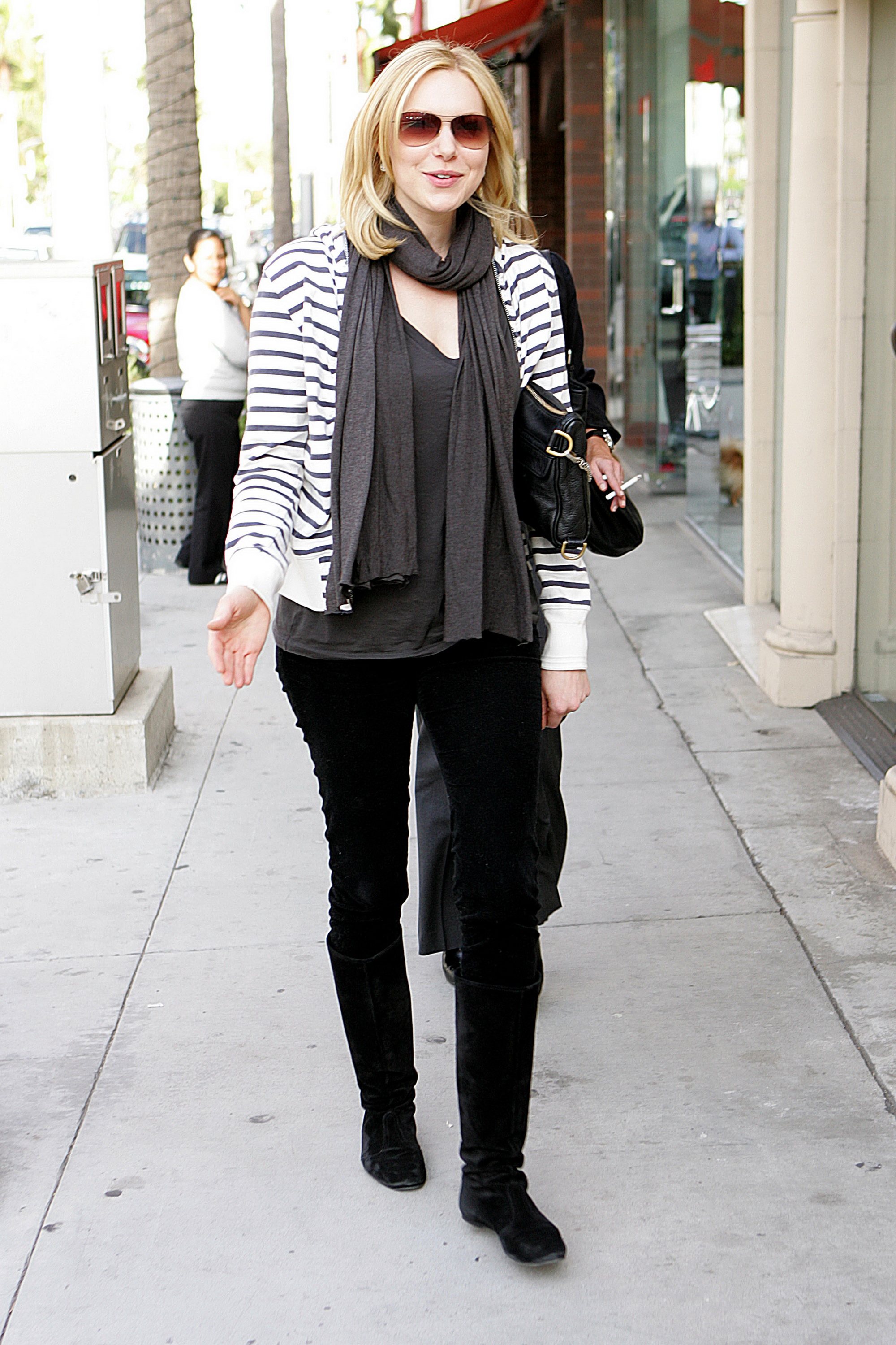 Laura Prepon out for lunch in Beverly Hills December 18, 2009