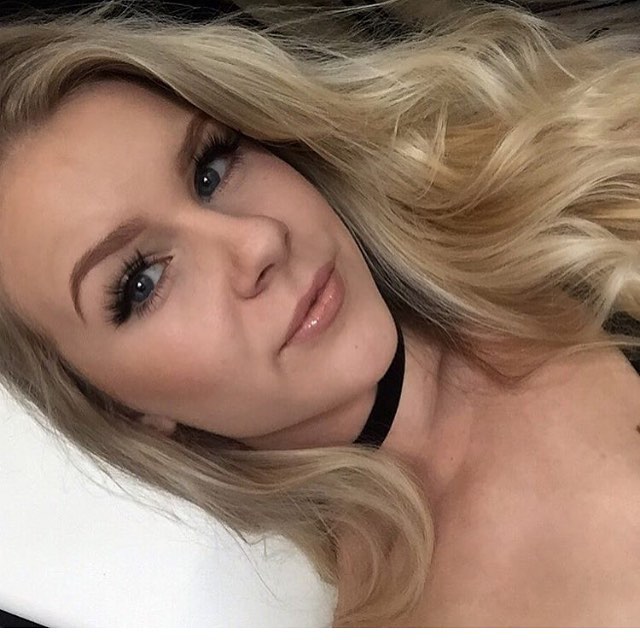 Amanda Bennett taking a selfie