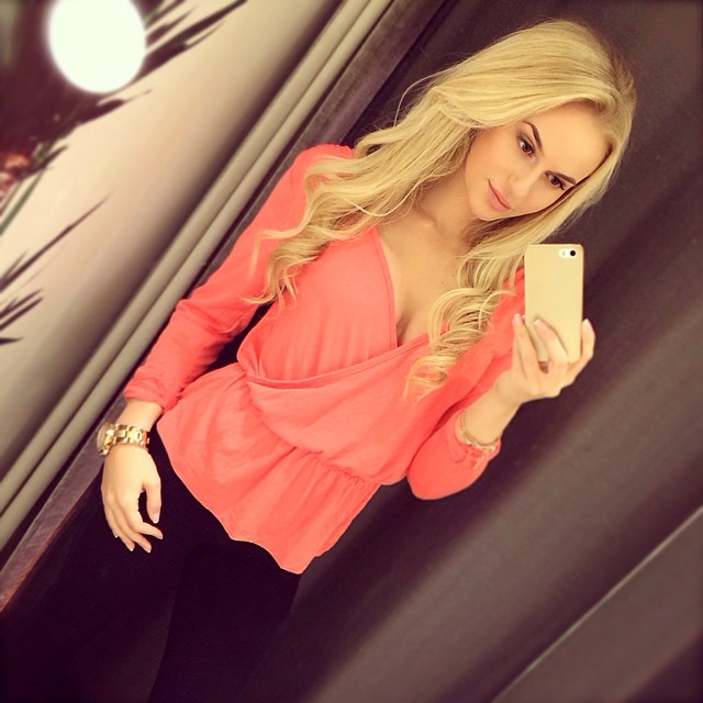 Anna Nyström taking a selfie