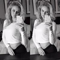 Anna Nyström taking a selfie