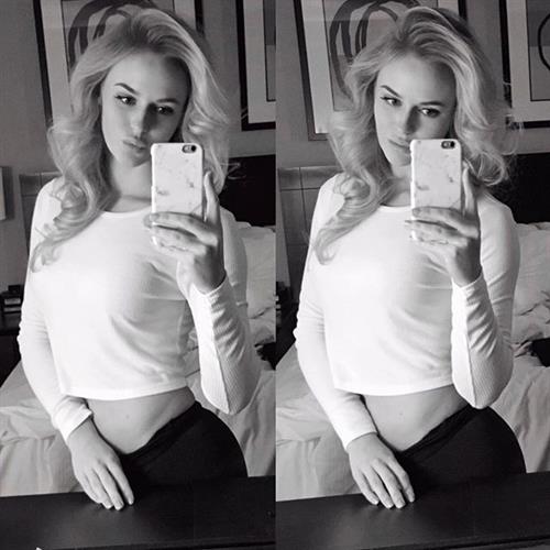 Anna Nyström taking a selfie