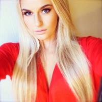 Anna Nyström taking a selfie