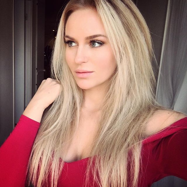 Anna Nyström taking a selfie