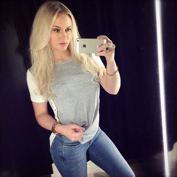 Anna Nyström taking a selfie