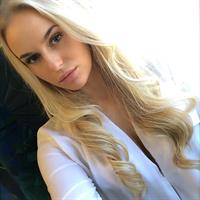 Anna Nyström taking a selfie