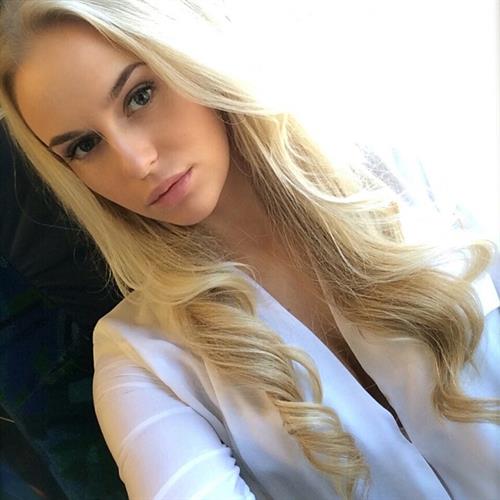 Anna Nyström taking a selfie