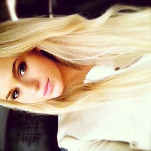 Anna Nyström taking a selfie