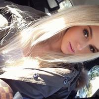 Anna Nyström taking a selfie