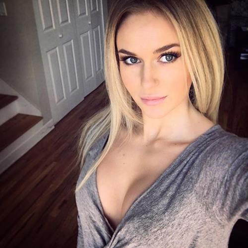 Anna Nyström taking a selfie