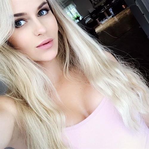 Anna Nyström taking a selfie