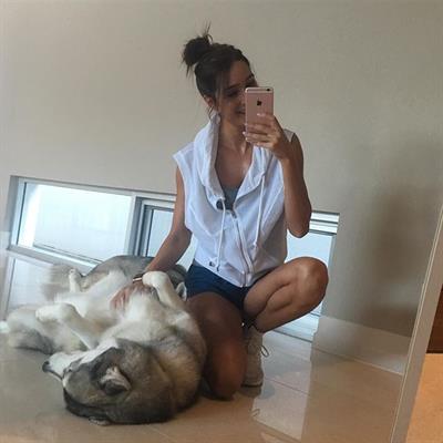 Kayla Itsines taking a selfie