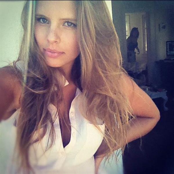 Natasha Oakley taking a selfie