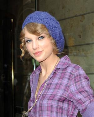 Taylor Swift arriving David Letterman Show October 26, 2010 