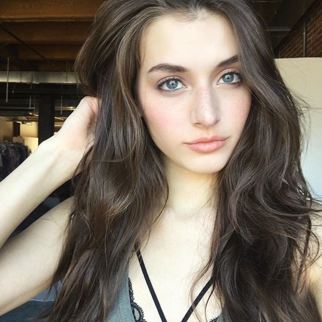 Jessica Clements taking a selfie