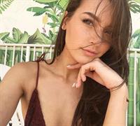 Jessica Clements taking a selfie