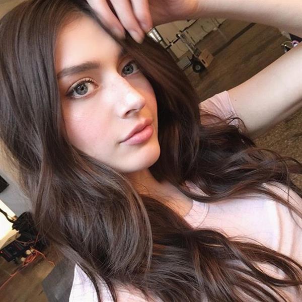 Jessica Clements taking a selfie