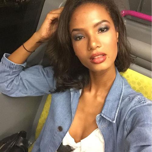 Ariela Oliveira taking a selfie