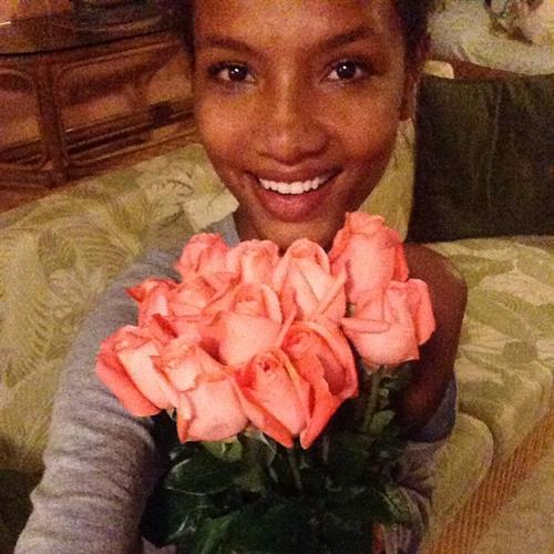 Ariela Oliveira taking a selfie