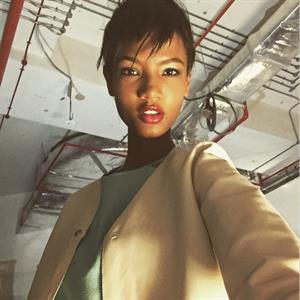 Ariela Oliveira taking a selfie