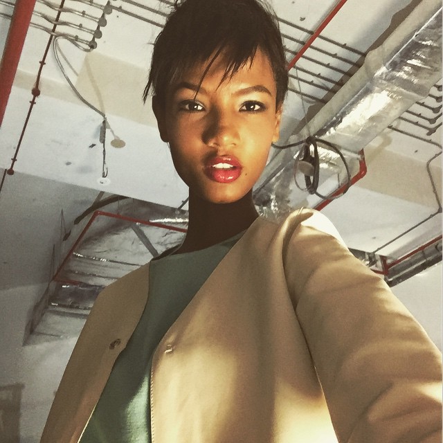 Ariela Oliveira taking a selfie