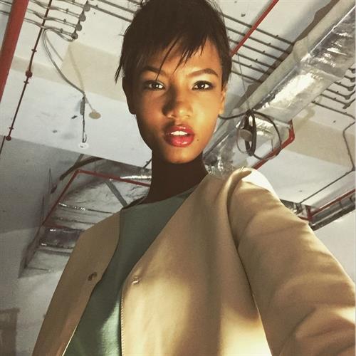 Ariela Oliveira taking a selfie