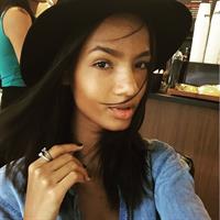 Ariela Oliveira taking a selfie