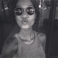 Ariela Oliveira taking a selfie