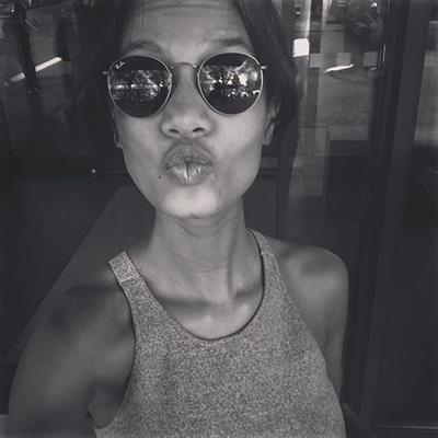 Ariela Oliveira taking a selfie