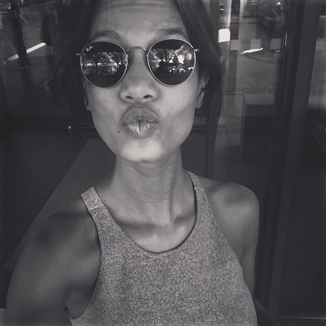 Ariela Oliveira taking a selfie