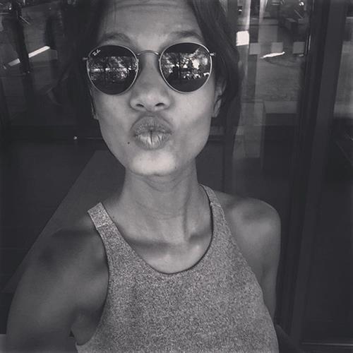 Ariela Oliveira taking a selfie