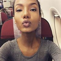 Ariela Oliveira taking a selfie