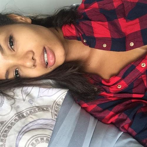 Ariela Oliveira taking a selfie