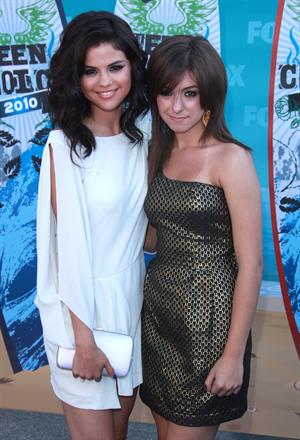 Selena Gomez at the 2010 Teen Choice Awards at the Gibson Amphitheatre on August 8 