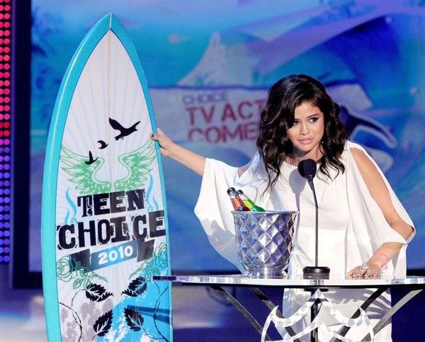 Selena Gomez at the 2010 Teen Choice Awards at the Gibson Amphitheatre on August 8 