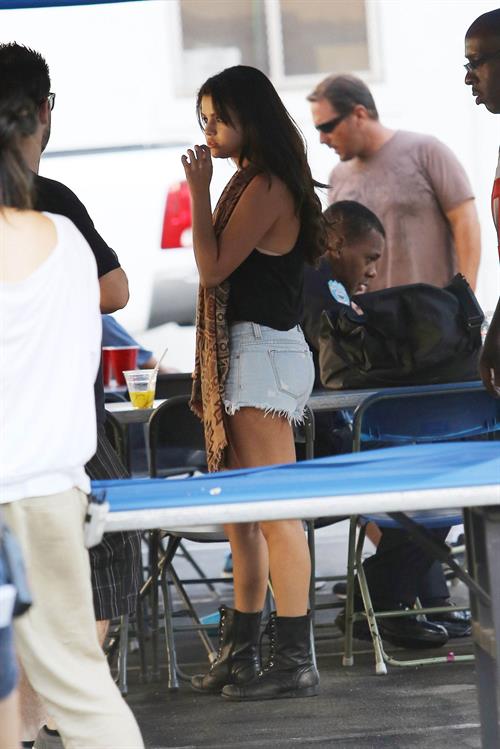 Selena Gomez - On the set of 'Feed the Dog' in Los Angeles Augusts 29, 2012