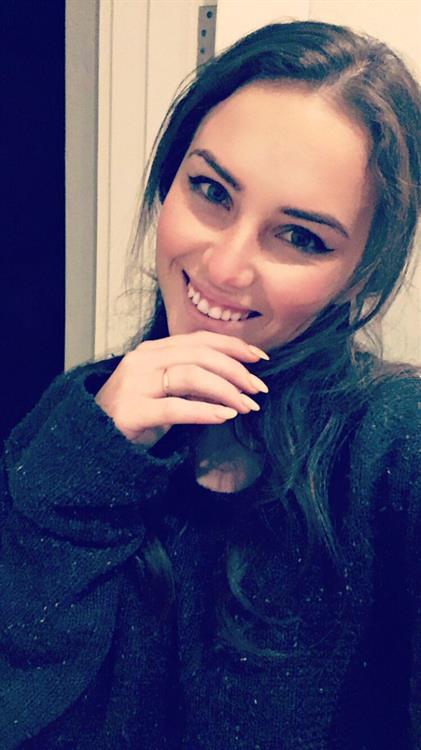 Alexis Young taking a selfie