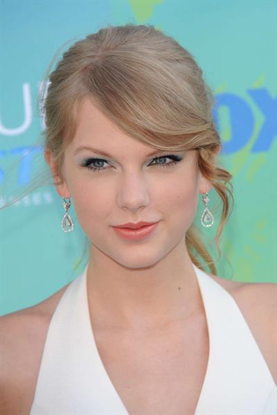 Taylor Swift at the 2011 Teen Choice Awards August 07, 2011 