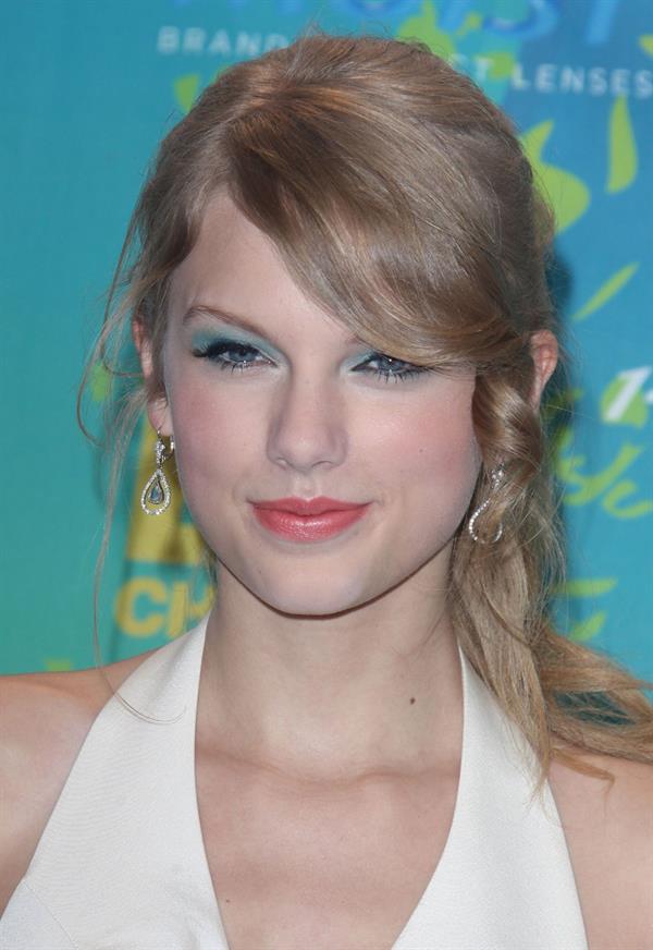 Taylor Swift at the 2011 Teen Choice Awards August 07, 2011 