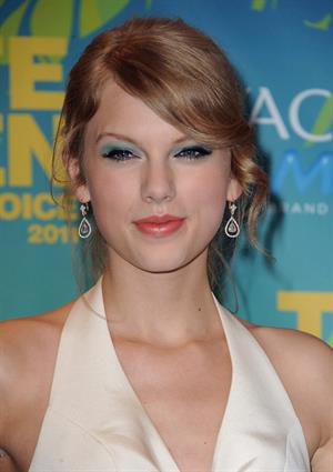 Taylor Swift at the 2011 Teen Choice Awards August 07, 2011 