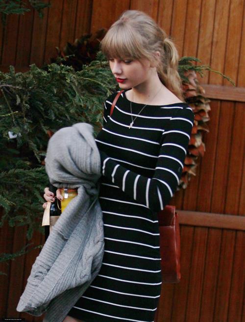 Taylor Swift visiting a friend in Brentwood January 8, 2013
