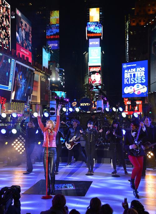 Taylor Swift Performs during New Year's Eve 2013 Times Square in New York Decemeber 31, 2012 