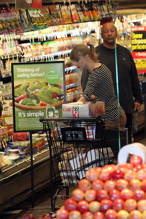 Taylor Swift Pictures Taylor Swift grocery shopping in Studio City December 19, 2012