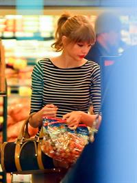 Taylor Swift grocery shopping in Studio City December 19, 2012