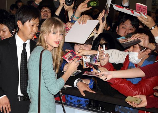 Taylor Swift at Narita International Airport in Tokyo November 21, 2012