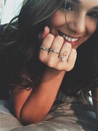 Bruna Marquezine taking a selfie