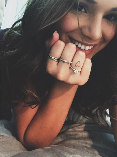 Bruna Marquezine taking a selfie