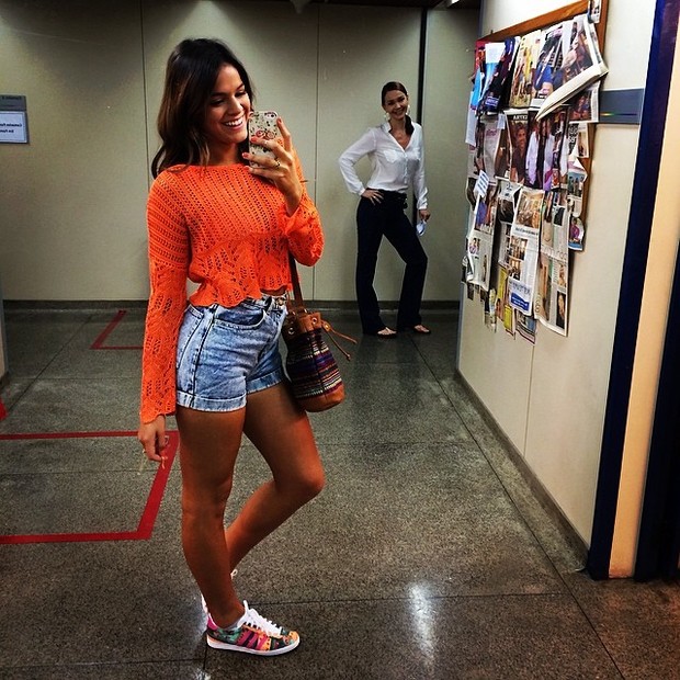 Bruna Marquezine taking a selfie